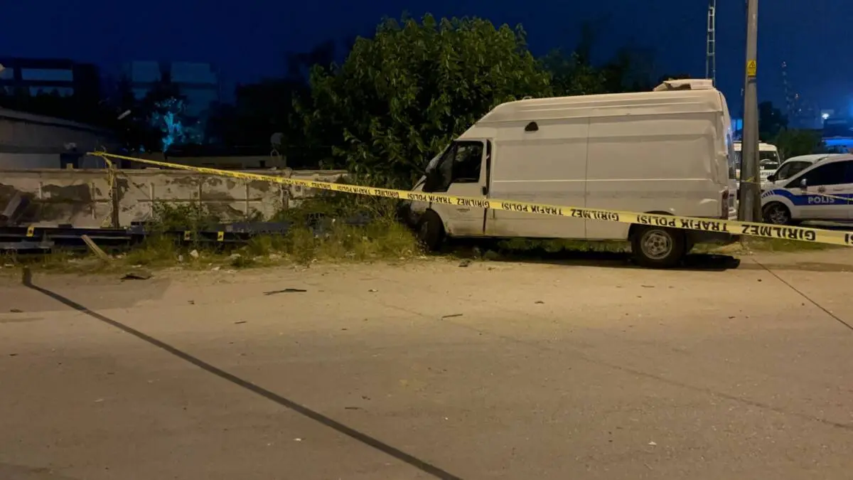 İSKENDERUN'DA YOLCU OTOBÜSÜ İLE HAFİF TİCARİ ARAÇ ÇARPIŞTI