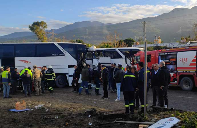 Payas-İskenderun Yolunda İki İşçi Servisi Çarpıştı, Çok Sayıda Yaralı Var