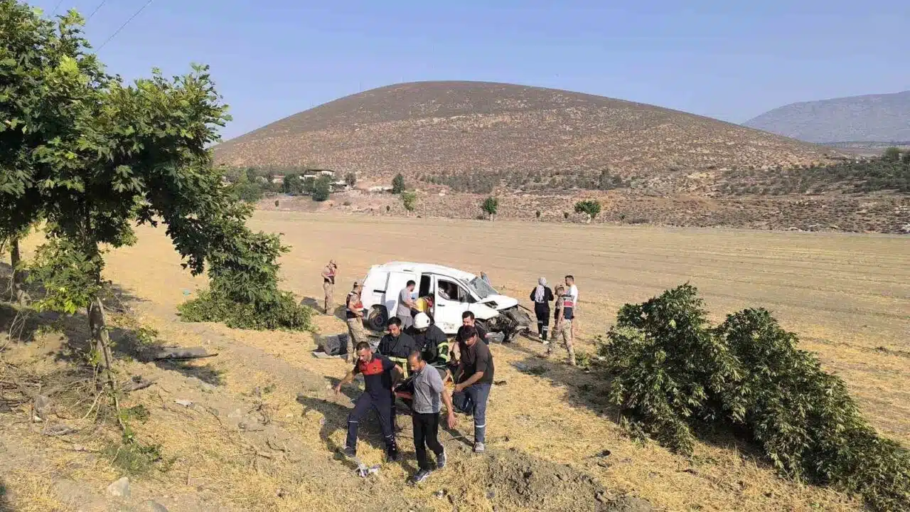 HATAY'DA KAMYONET AĞAÇLARA ÇARPARAK TARLAYA UÇTU!